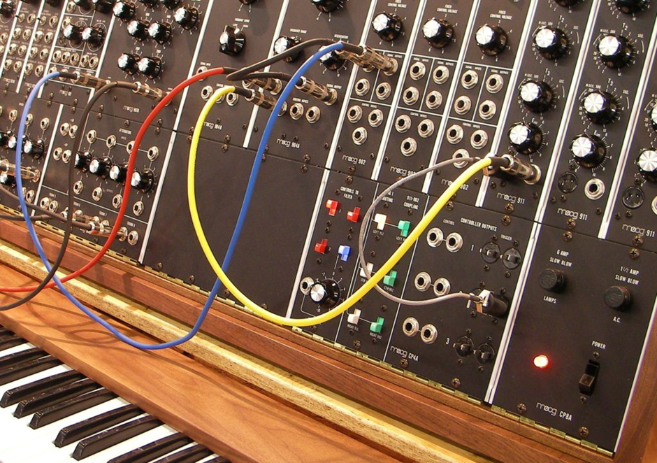 a-brief-history-of-synthesizers-hi5-electronics